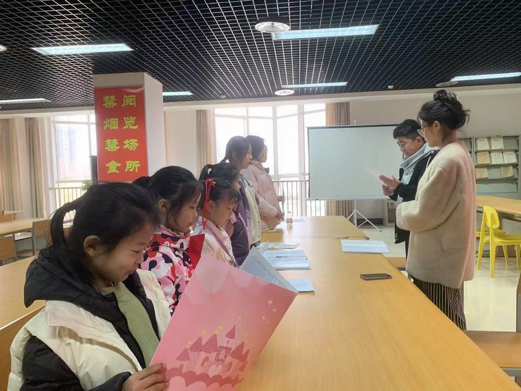 民權(quán)縣圖書館舉辦2025年第四期“快樂(lè)繪本劇 傳承誦經(jīng)典”閱讀活動(dòng)(總第36期) 民權(quán)縣圖書館舉辦2025年第四期“快樂(lè)繪本劇 傳承誦經(jīng)典”閱讀活動(dòng)(總第36期)