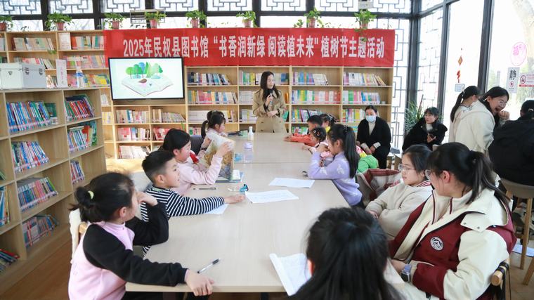民權(quán)縣圖書(shū)館開(kāi)展“書(shū)香潤(rùn)新綠 閱讀植未來(lái)”植樹(shù)節(jié)主題活動(dòng)
