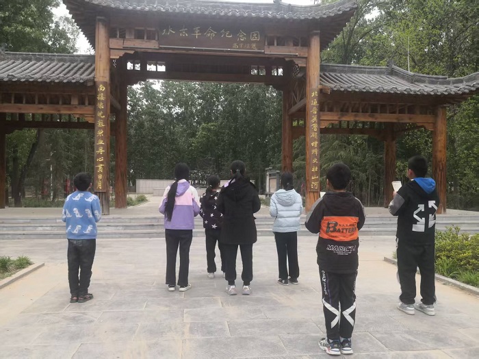 緬懷先烈承遺志  賡續(xù)薪火強擔當 ——雙塔鎮(zhèn)秣坡小學開展清明節(jié)緬懷先烈活動 緬懷先烈承遺志  賡續(xù)薪火強擔當 ——雙塔鎮(zhèn)秣坡小學開展清明節(jié)緬懷先烈活動