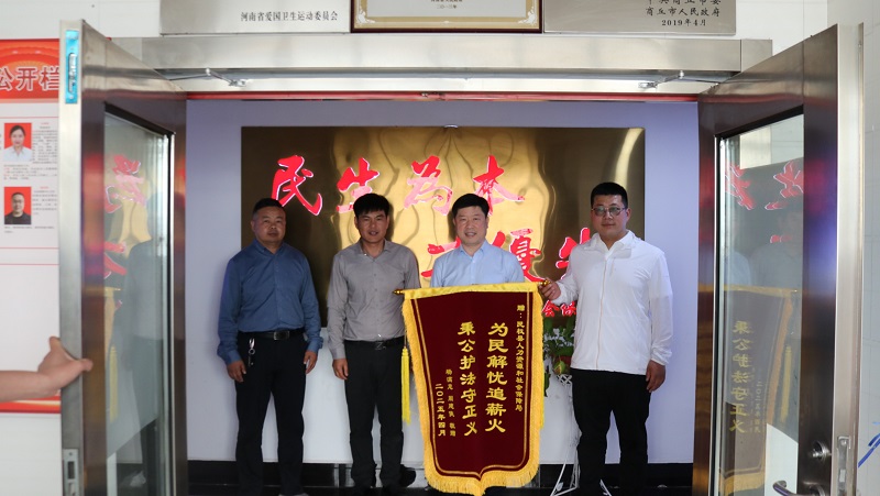 民權(quán)縣人社局:真心為民解“薪”愁  一面錦旗顯真情 民權(quán)縣人社局:真心為民解“薪”愁  一面錦旗顯真情