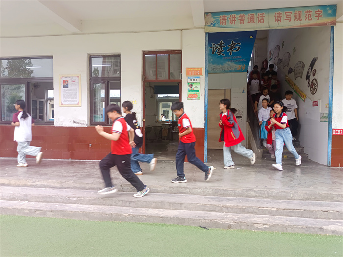 民權(quán)縣第三小學開展防震減災逃生演練 民權(quán)縣第三小學開展防震減災逃生演練