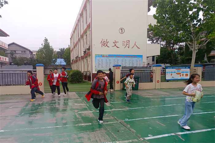 民權(quán)縣第三小學開展防震減災逃生演練 民權(quán)縣第三小學開展防震減災逃生演練