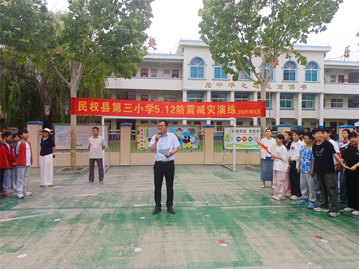 民權(quán)縣第三小學開展防震減災逃生演練 民權(quán)縣第三小學開展防震減災逃生演練