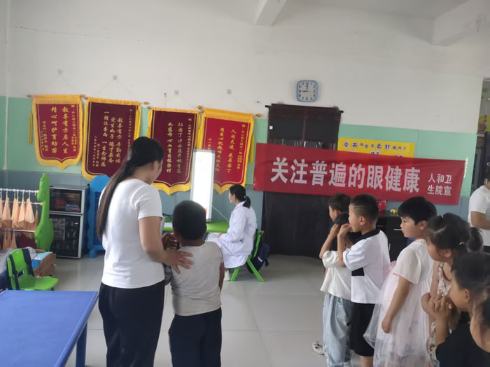 民權(quán)人和鎮(zhèn)衛(wèi)生院"愛眼日"宣傳活動進校園 民權(quán)人和鎮(zhèn)衛(wèi)生院"愛眼日"宣傳活動進校園