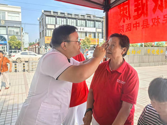 民權(quán)縣中醫(yī)院開展“愛眼日”宣傳活動 民權(quán)縣中醫(yī)院開展“愛眼日”宣傳活動