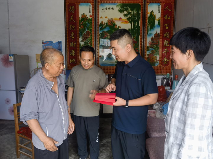白云寺鎮(zhèn):黨徽熠熠映初心 白云寺鎮(zhèn):黨徽熠熠映初心