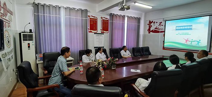 患者口中的“雷大夫”  ——記民權(quán)縣人民醫(yī)院內(nèi)分泌科主任雷振 患者口中的“雷大夫”  ——記民權(quán)縣人民醫(yī)院內(nèi)分泌科主任雷振