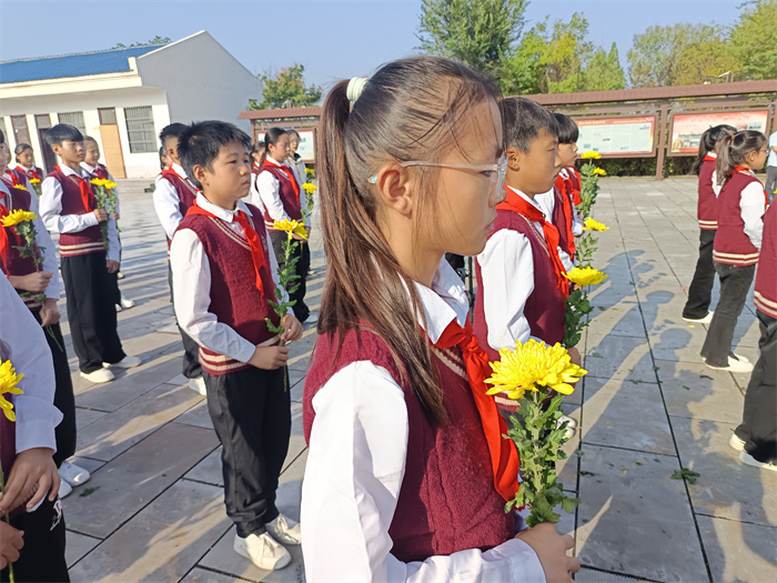 緬懷先烈  致敬英雄——民權(quán)縣第三小學(xué)少先隊(duì)員參加2025年烈士紀(jì)念日公祭活動(dòng)