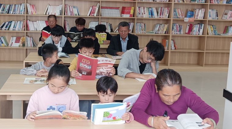 民權(quán)縣圖書館胡集鄉(xiāng)分館舉辦“書香潤澤鄉(xiāng)村”全民閱讀推廣活動 民權(quán)縣圖書館胡集鄉(xiāng)分館舉辦“書香潤澤鄉(xiāng)村”全民閱讀推廣活動